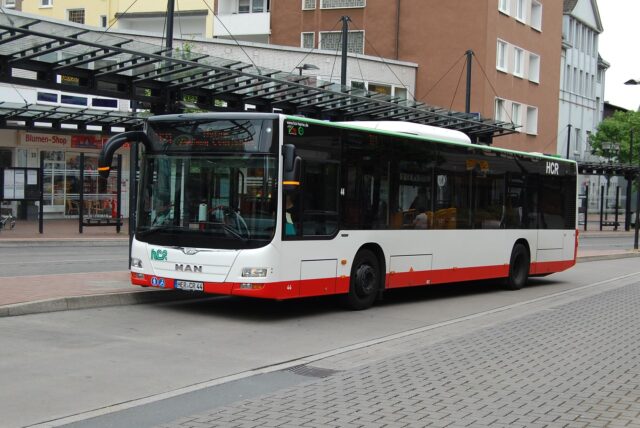 In einem Bus des Herner Verkehrsunternehmens HCR hat ein nach wie vor Unbekannter eine Schülerin sexuell belästigt (Symbolfoto). Das Foto zeigt einen Bus der Linie 361 am Castroper Busbahnhof Münsterplatz.