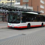 In einem Bus des Herner Verkehrsunternehmens HCR hat ein nach wie vor Unbekannter eine Schülerin sexuell belästigt (Symbolfoto). Das Foto zeigt einen Bus der Linie 361 am Castroper Busbahnhof Münsterplatz.