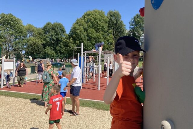 Maximilian (5) hat die Kletterwände auf dem Spielplatz hinterm Hallenbad schon ausprobiert. Von ihm gibt es einen Daumen hoch für den neuen Superspielplatz.