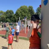Maximilian (5) hat die Kletterwände auf dem Spielplatz hinterm Hallenbad schon ausprobiert. Von ihm gibt es einen Daumen hoch für den neuen Superspielplatz.