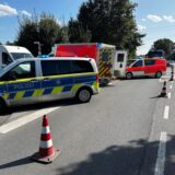 Polizei-Auto und Rettungswagen.