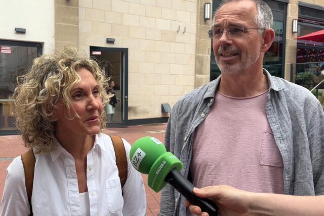 Während einer Video-Umfrage der Recklinghäuser Zeitung spricht Manuela Schürmann ins Mikrofon, ihr Mann Frank Schürmann steht rechts neben ihr.