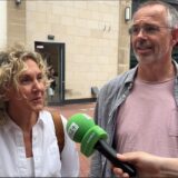 Während einer Video-Umfrage der Recklinghäuser Zeitung spricht Manuela Schürmann ins Mikrofon, ihr Mann Frank Schürmann steht rechts neben ihr.