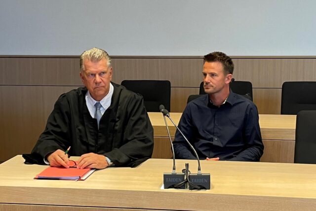 Der langjährige VfL-Keeper Manuel Riemann (rechts) neben seinem Anwalt Horst Kletke kurz vor dem Gütetermin am 23. August am Arbeitsgericht in Bochum.