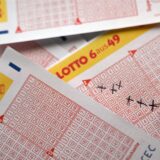 Eine Spielerin füllt einen Lottoschein aus.