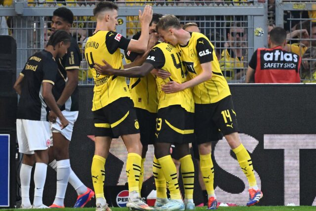 Die BVB-Spieler jubeln.