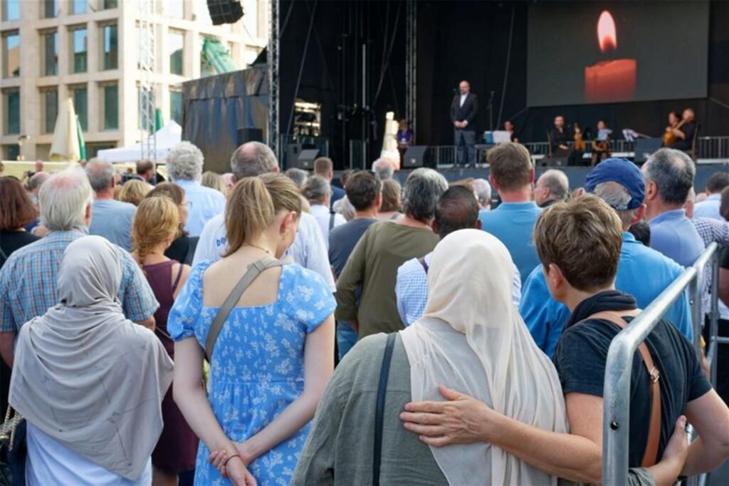 In gemeinsamer Trauer kommen Hunderte Menschen in Solingen zusammen. In gemeinsamer Trauer kommen Hunderte Menschen in Solingen zusammen.