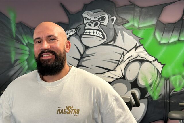 Sergio Maestro steht vor dem Gorilla-Graffiti im No Limit Fitness-Studio.