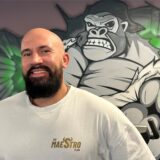 Sergio Maestro steht vor dem Gorilla-Graffiti im No Limit Fitness-Studio.