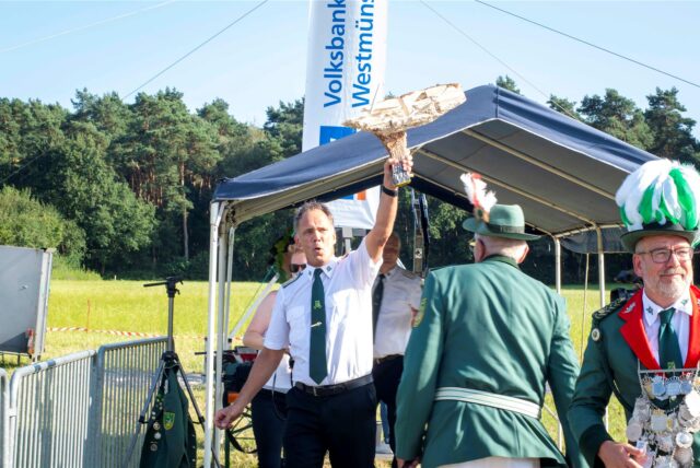 Das neue Königspaar Thomas Lückener und Andrea Seeland (Mitte) steht gemeinsam mit dem Prinzenpaar (Daniela Lückener und Horst Seeland) auf dem Thron.