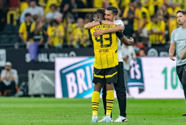 Nuri Sahin umarmt Jamie Gittens.