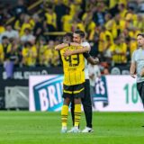 Nuri Sahin umarmt Jamie Gittens.