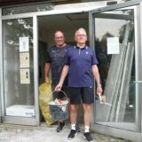 Jörg Jehring (li) und Helmut Walter tragen Bauschutt aus der Tennishalle.