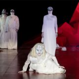 Eine Außerirdische (Paulina Alpen, vorn) ist in Mülheim durch die Maske zu Ödipus geworden.