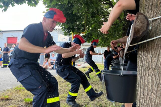 59 Feuerwehrmitglieder der Löschzüge nahmen am Kübelspritzencup teil und meisterten unterschiedliche Herausforderungen.