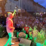 Olaf Henning beim Westerholter Sommerfest 2024 auf der Bühne, vor ihm die Crowd in der Bahnhofstraße.
