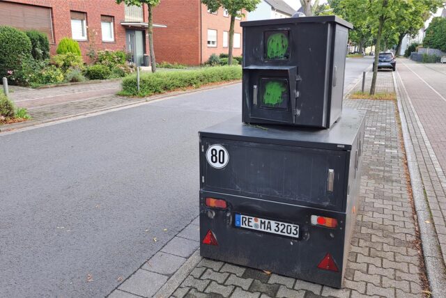 Panzerblitzer Kai-Uwe wurde auf der Schillerstraße von Unbekannten mit grüner Farbe beschmiert.