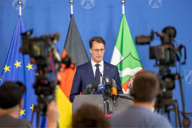 NRW-Ministerpräsident Hendrik Wüst (CDU) äußert sich auf einer Kabinettsitzung in Düsseldorf.