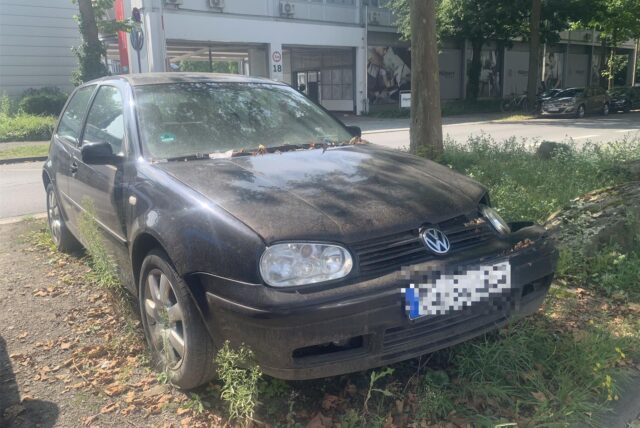 Dieses Auto mit Unfallschaden ist Dauerparker in der Straße.