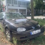 Dieses Auto mit Unfallschaden ist Dauerparker in der Straße.