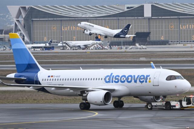 Ein Flugzeug der Airline Discover steht auf der Landebahn.