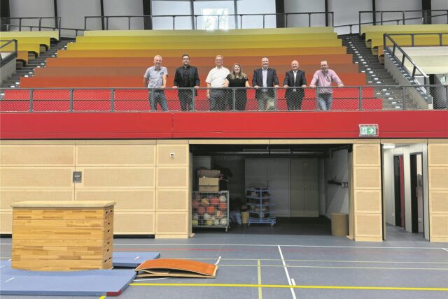 Bei der Hallen-Besichtigung waren sie dabei: (v.l.) Volker Breuer (Bauleitung), Alexander Pick (Geschäftsführer Quardrat Plus Architekten), Joachim Lange (stellv. Schulleiter), Hiltrud Riepe (Kreis RE, Gebäudemanagement), Landrat Bodo Klimpel, Schulleiter Wolfgang Großer und Markus Paus (Kreis RE, Ressortleiter Gebäudemanagement).