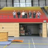 Bei der Hallen-Besichtigung waren sie dabei: (v.l.) Volker Breuer (Bauleitung), Alexander Pick (Geschäftsführer Quardrat Plus Architekten), Joachim Lange (stellv. Schulleiter), Hiltrud Riepe (Kreis RE, Gebäudemanagement), Landrat Bodo Klimpel, Schulleiter Wolfgang Großer und Markus Paus (Kreis RE, Ressortleiter Gebäudemanagement).
