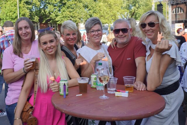 Marc Frese mit dem Ickerner Familienfest im Hintergrund.