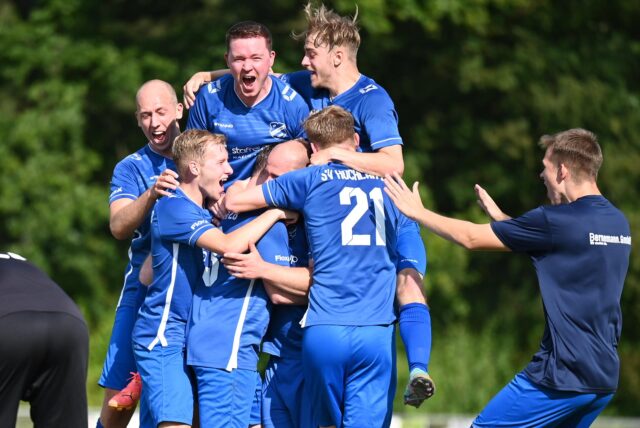Ekstase in Blau: Niklas Ortmann hat soeben das 2:1 für den SV Hochlar 28 in der 90. Minute gegen den FC 26 Erkenschwick erzielt.