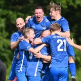 Ekstase in Blau: Niklas Ortmann hat soeben das 2:1 für den SV Hochlar 28 in der 90. Minute gegen den FC 26 Erkenschwick erzielt.
