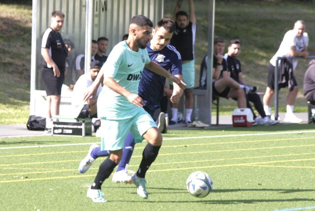 SW Meckinghovens Khaled Omeirat (am Ball) im Spiel gegen die SG Titania/Rot-Weiß Erkenschwick.