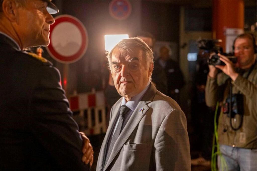 Herbert Reul (CDU), Innenminister von Nordrhein-Westfalen, macht sich ein Bild vor Ort und gibt der Presse ein Statement. Herbert Reul (CDU), Innenminister von Nordrhein-Westfalen, macht sich ein Bild vor Ort und gibt der Presse ein Statement.