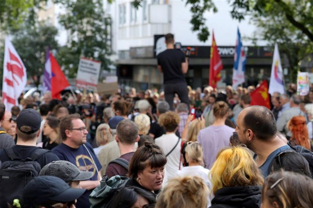 Teilnehmer einer Demonstration, die von linken Organisationen initiiert wurde, stehen in der Solinger Innenstadt. Teilnehmer einer Demonstration, die von linken Organisationen initiiert wurde, stehen in der Solinger Innenstadt.