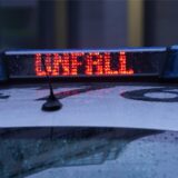 Symbolbild einer leuchtenden Unfallanzeige auf einem Polizeiauto.