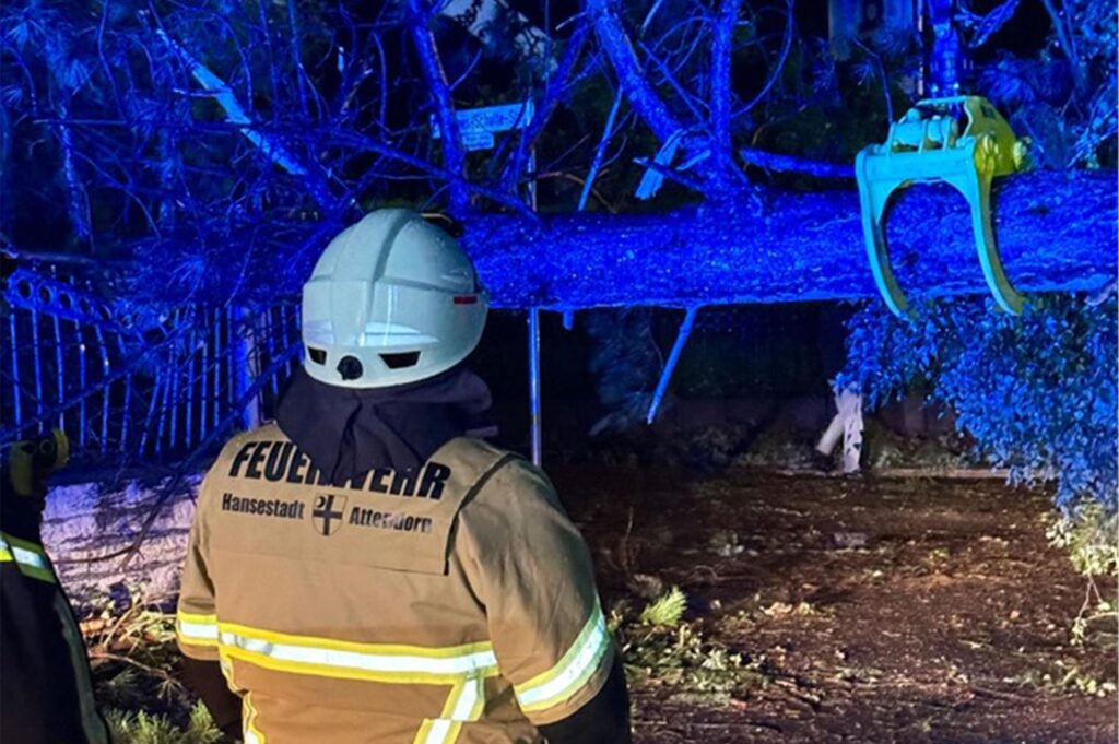 Tornado-Verdacht in Attendorn: Die Feuerwehr beseitigt einen umgestürzten Baum. Tornado-Verdacht in Attendorn: Die Feuerwehr beseitigt einen umgestürzten Baum.