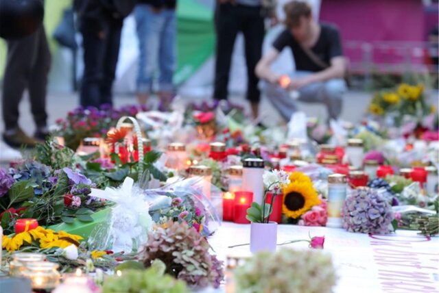 Kerzen und Blumen liegen nach dem Messeranschlag in Solingen an dem Platz, wo die Tat passierte.