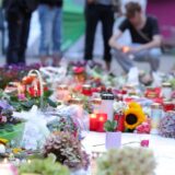 Kerzen und Blumen liegen nach dem Messeranschlag in Solingen an dem Platz, wo die Tat passierte.