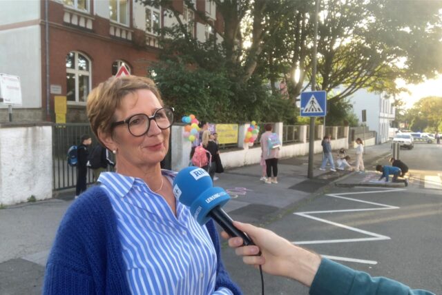 Eine von vier stadtweiten neuen Schulstraßen hat die Polizei am Freitagmorgen (23.8.) vor der Freiligrath Grundschule in Bövinghausen kontrolliert. Schulleiterin Gabriela Wisniewski-Ries ist zuversichtlich, dass sich die Lage dadurch verbessert.