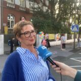 Eine von vier stadtweiten neuen Schulstraßen hat die Polizei am Freitagmorgen (23.8.) vor der Freiligrath Grundschule in Bövinghausen kontrolliert. Schulleiterin Gabriela Wisniewski-Ries ist zuversichtlich, dass sich die Lage dadurch verbessert.