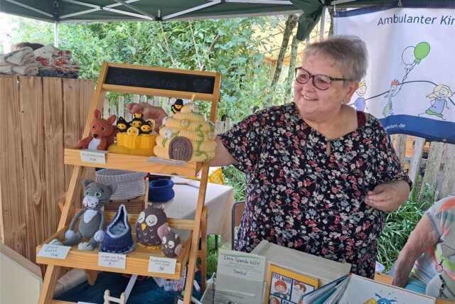 Eine Ausstellerin zeigt ihre selbstgehäkelten Waren auf einem Handwerkermarkt in Herten.