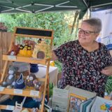 Eine Ausstellerin zeigt ihre selbstgehäkelten Waren auf einem Handwerkermarkt in Herten.