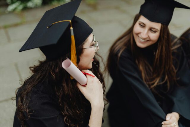 Zwei Studentinnen feiern ihren Bachelor-Abschluss.