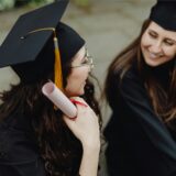 Zwei Studentinnen feiern ihren Bachelor-Abschluss.