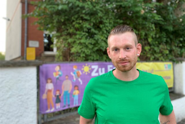 Kevin Schaefer steht vor der Freiligrath Grundschule in Dortmund-Bövinghausen.