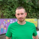 Kevin Schaefer steht vor der Freiligrath Grundschule in Dortmund-Bövinghausen.