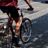 Ein Radfahrer fährt auf einem alten Radweg
