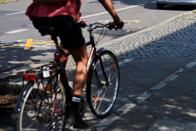 Ein Radfahrer fährt auf einem alten Radweg