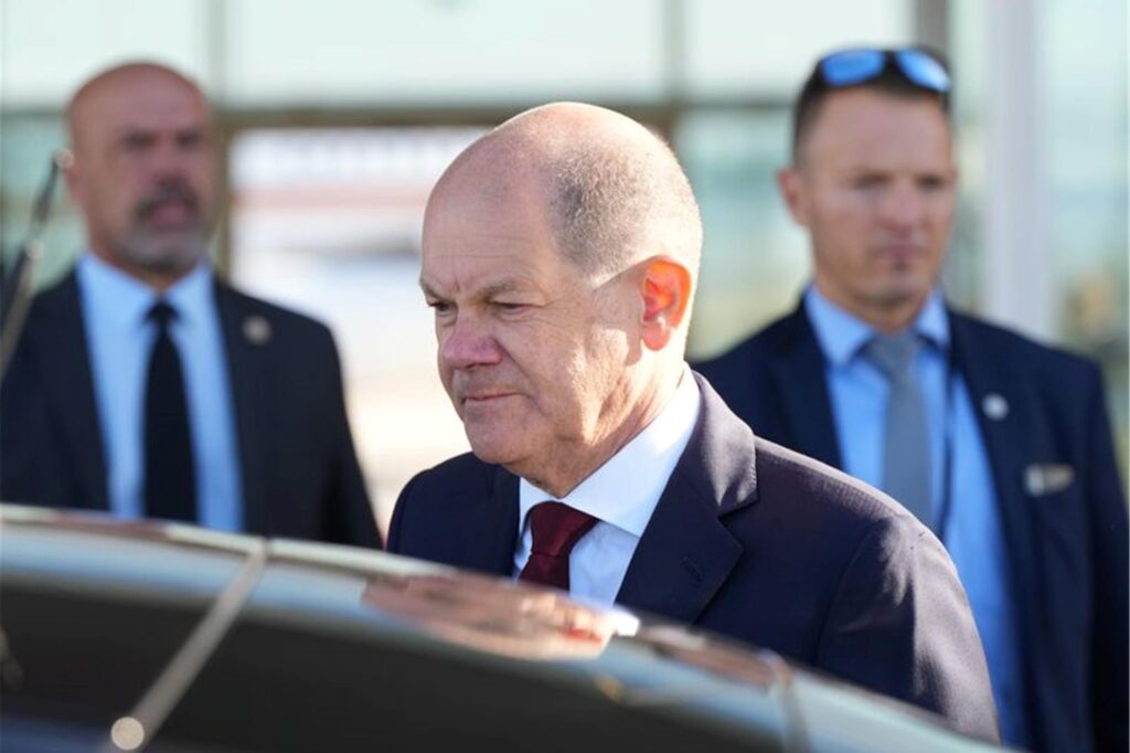 Drei Tage nach dem Anschlag mit drei Toten auf einem Stadtfest in Solingen kommt Bundeskanzler Olaf Scholz nach Solingen. Drei Tage nach dem Anschlag mit drei Toten auf einem Stadtfest in Solingen kommt Bundeskanzler Olaf Scholz nach Solingen.