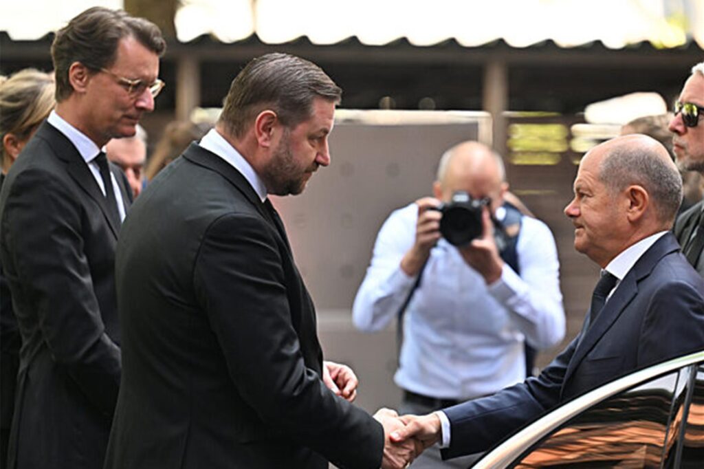 Bundeskanzler Olaf Scholz (SPD, r) wird von NRW-Ministerpräsident Hendrik Wüst (CDU; l) und von Tim Kurzbach (SPD, M), Oberbürgermeister der Stadt Solingen, begrüßt. Bundeskanzler Olaf Scholz (SPD, r) wird von NRW-Ministerpräsident Hendrik Wüst (CDU; l) und von Tim Kurzbach (SPD, M), Oberbürgermeister der Stadt Solingen, begrüßt.