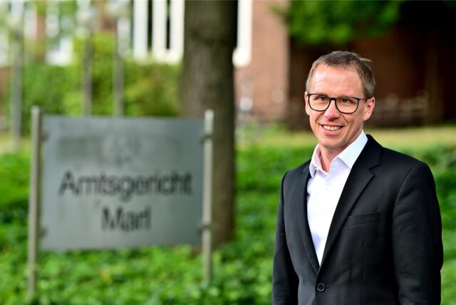 Der neue Direktor Andreas Wingart steht vor dem Amtsgericht Marl.